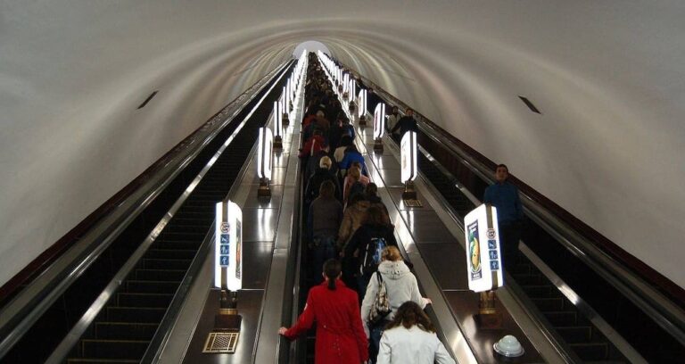 ulasim-aracina-binmek-icin-yerin-105-metre-altina-iniyorlar-HeAJ1FNx