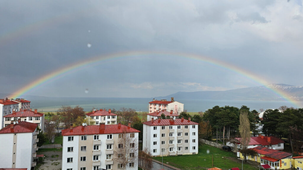 van-golu-uzerinde-gokkusagi-kartpostallik-manzara-sundu-9JzF7xOS