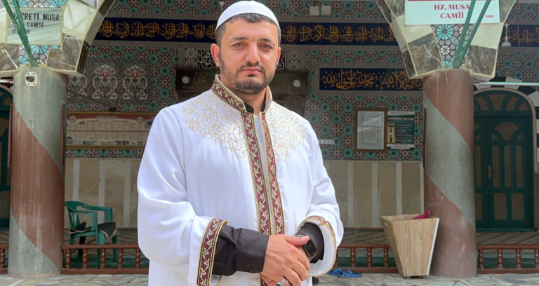 camide-kalp-krizi-gecirdi-imamin-kalp-masajiyla-hayata-dondu-QpQS5uzr