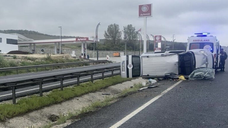 eskisehirde-islak-yolda-kontrolden-cikan-arac-yan-yatti-84GAnPcR
